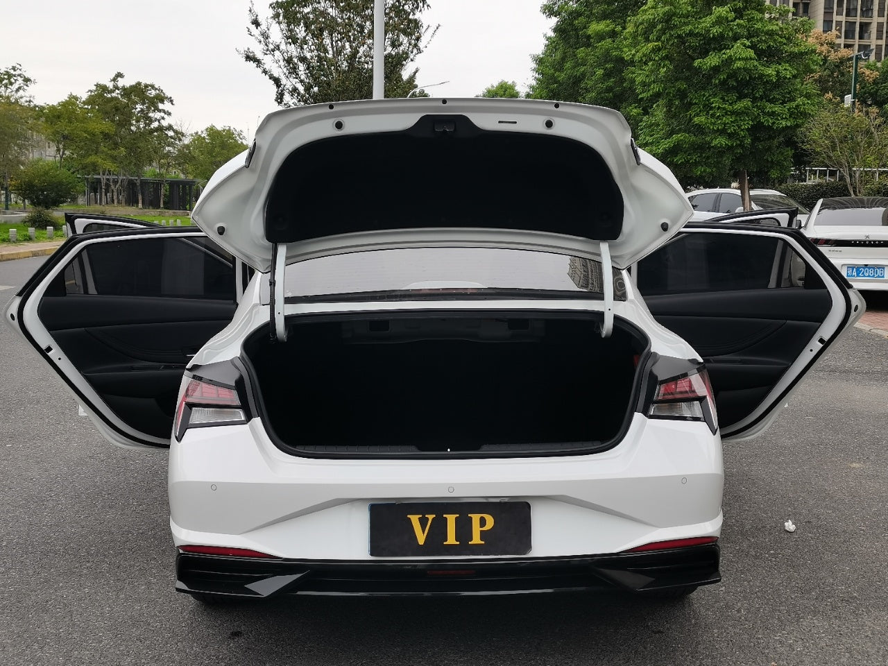 Hyundai Elantra 2022 1.5L CVT LUX Premium Edition