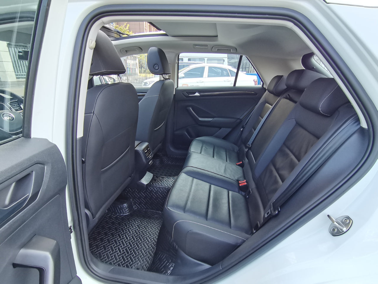 Volkswagen T-ROC Exploration Song 2022 280TSI DSG 2WD Комфорт ПЛЮС