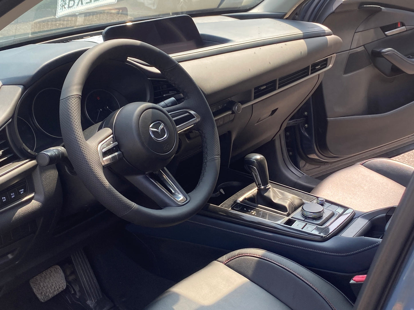 Автомобиль CX-30 2020 года, 2,0 л, автомобильный двигатель.