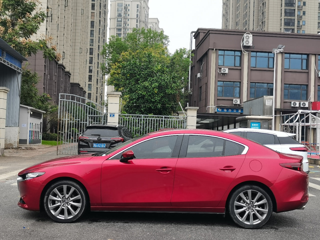 Mazda Axela 2021 вид сбоку