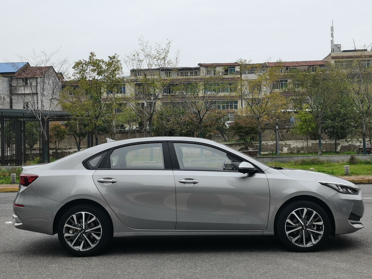 Kia K3 2021 вид сбоку