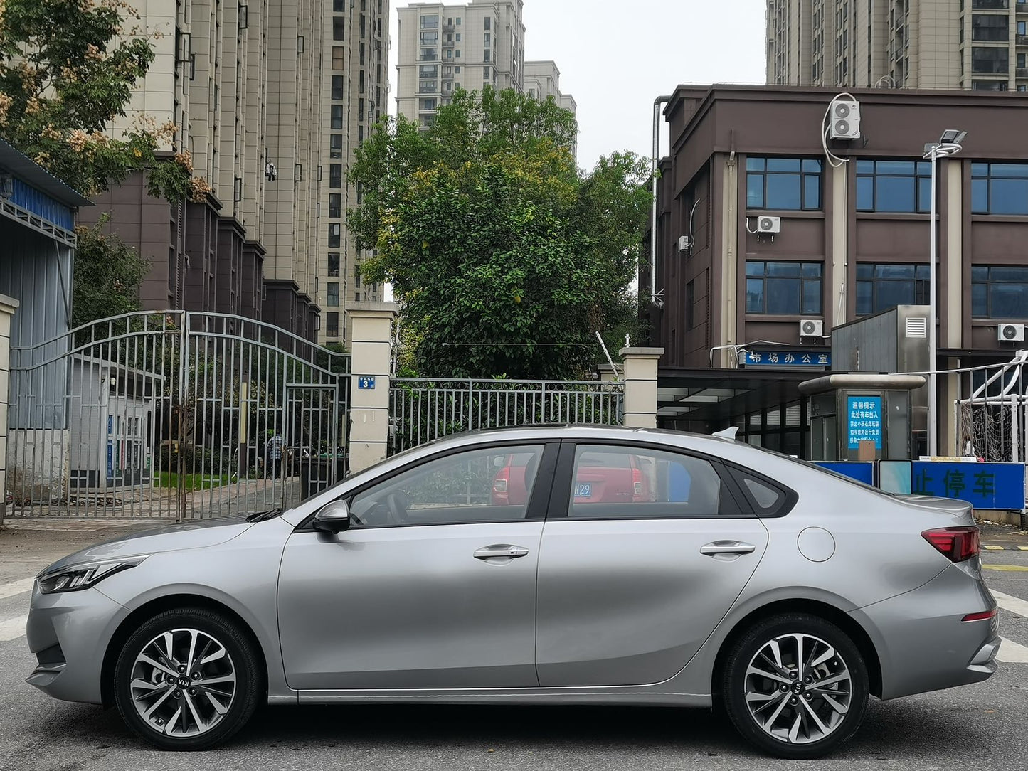 Kia K3 2021 вид сбоку