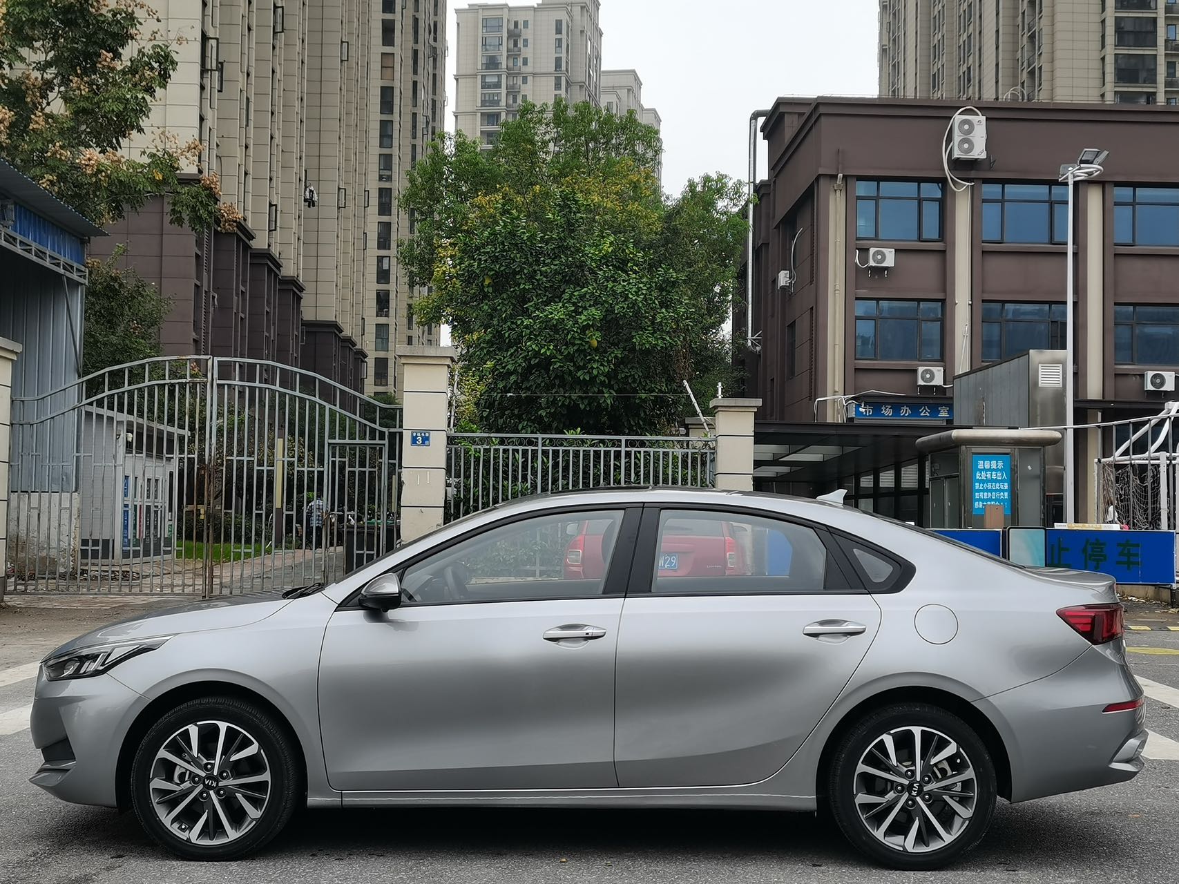 Kia K3 2021 вид сбоку