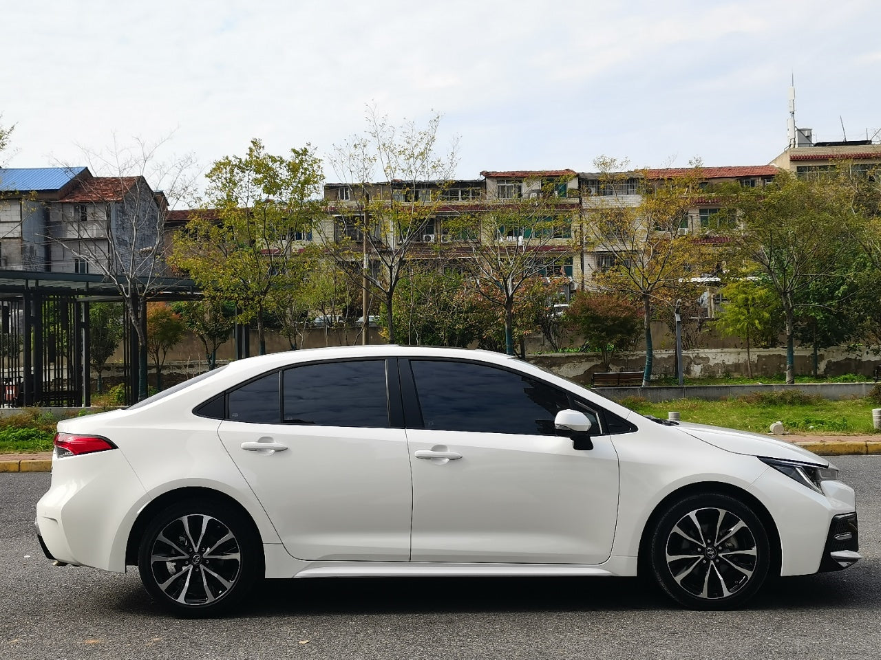 Toyota Corolla 2021 вид сбоку