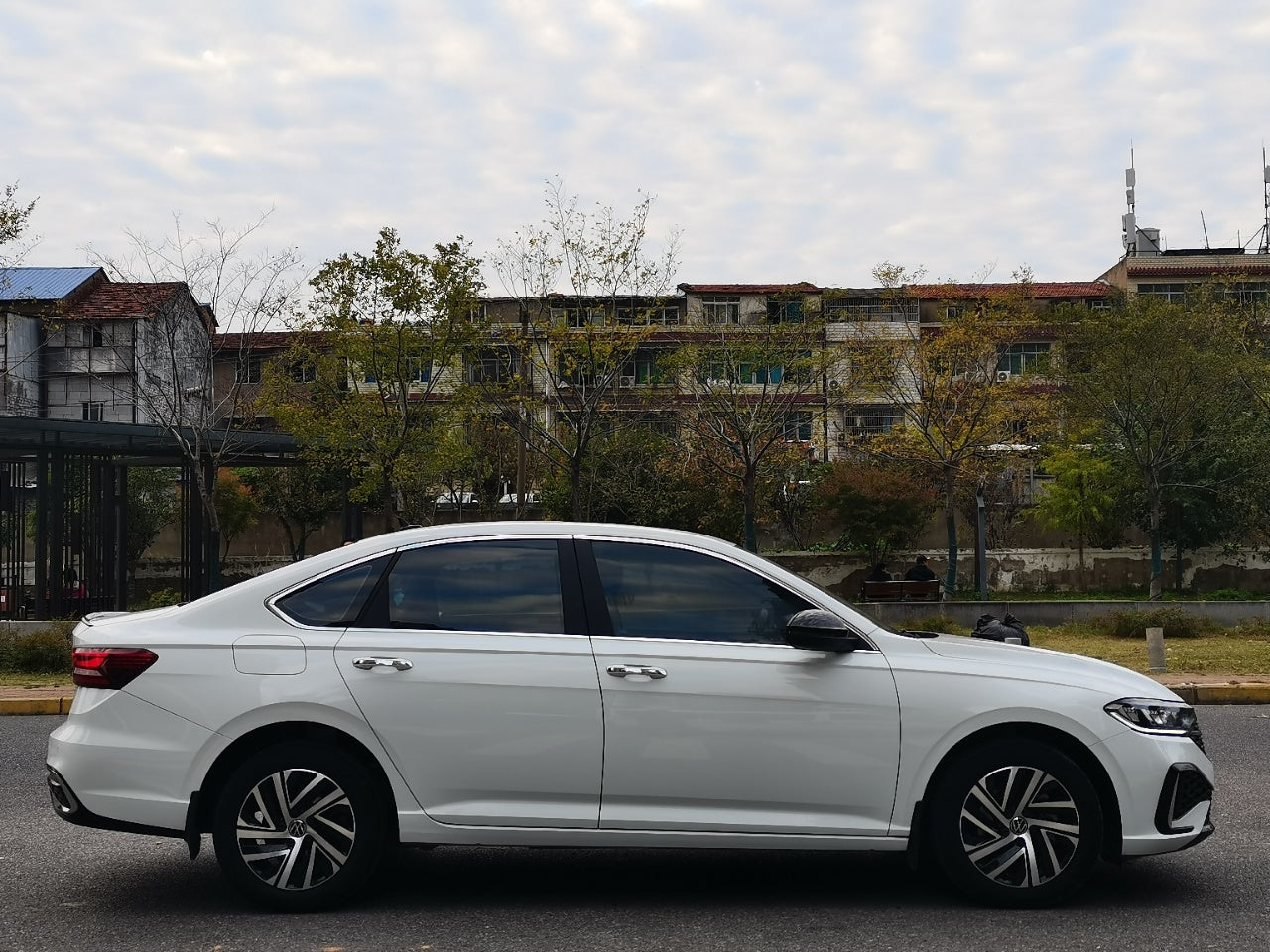 Volkswagen Lavida 2023 вид сбоку