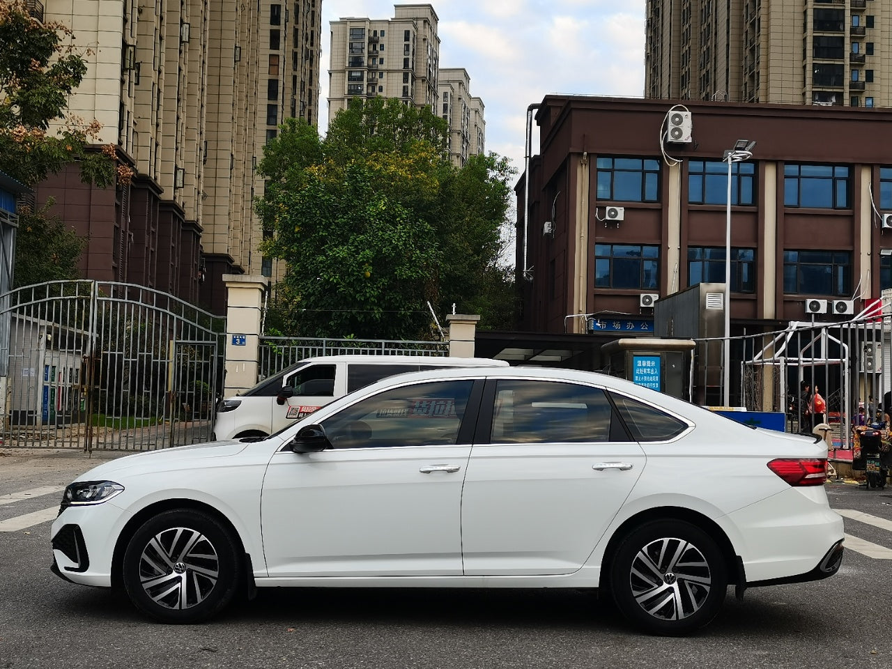 Volkswagen Lavida 2023 вид сбоку