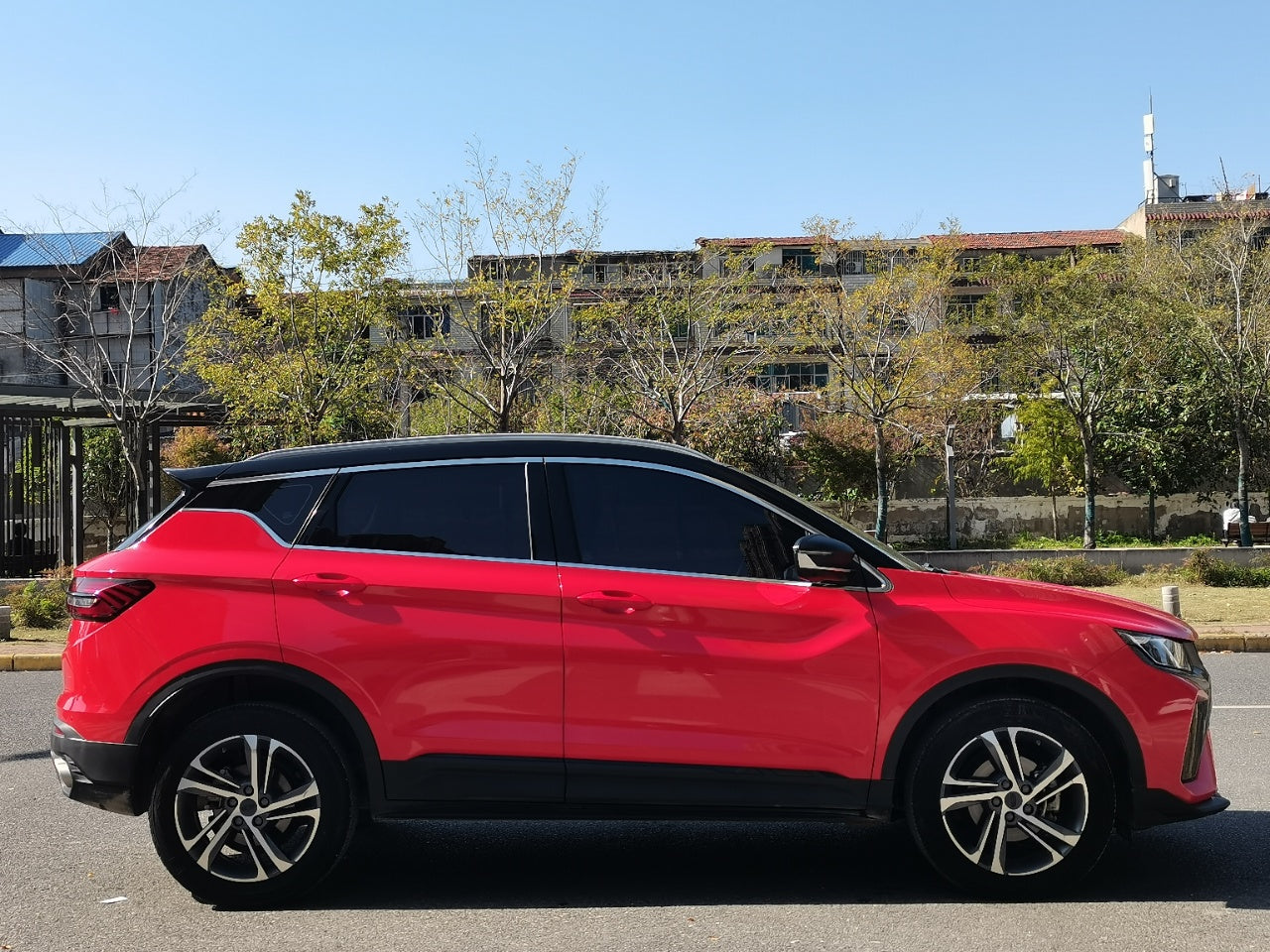 Geely Binyue 2021 вид сбоку