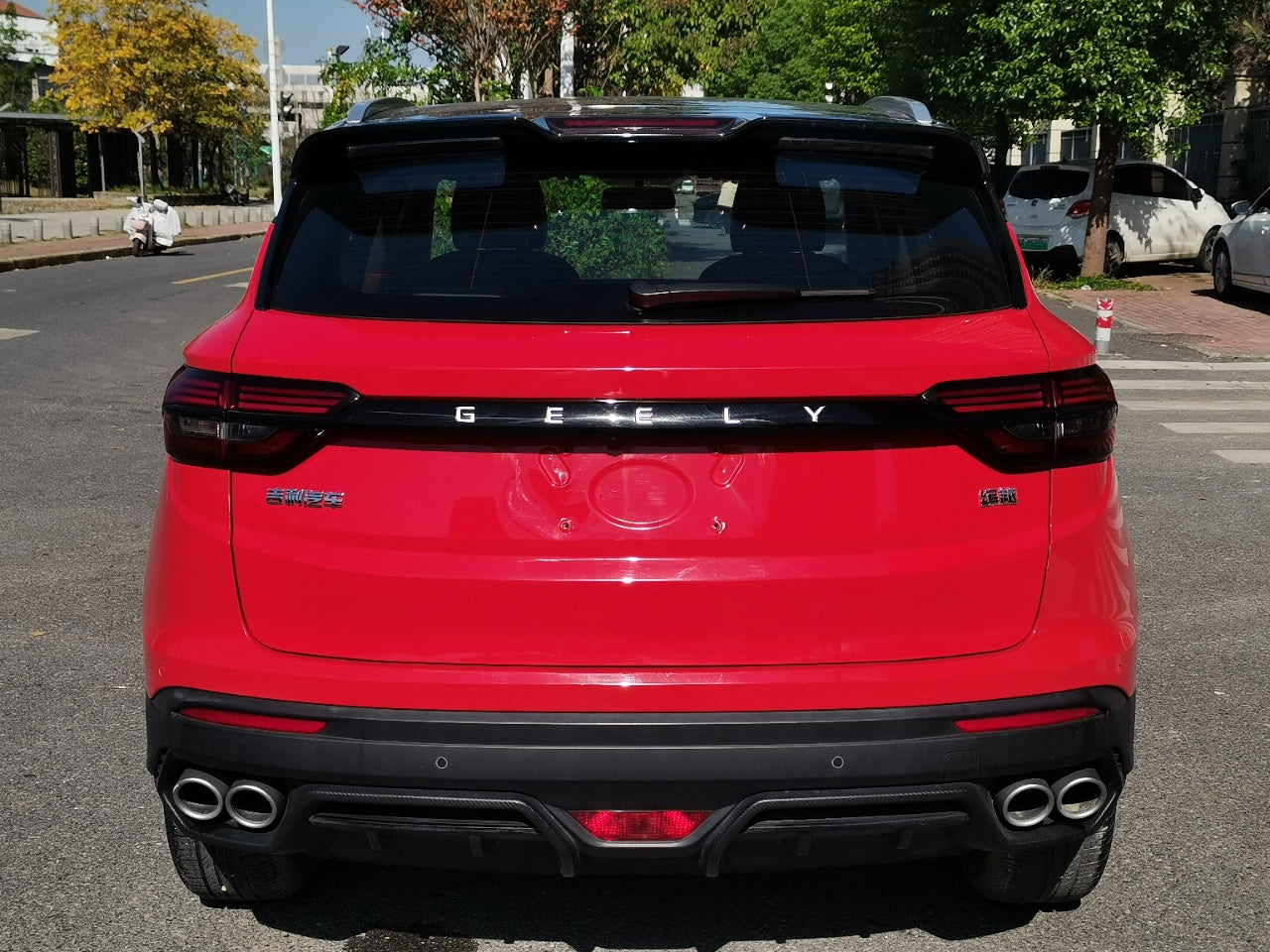 Geely Binyue 2021 вид сзади