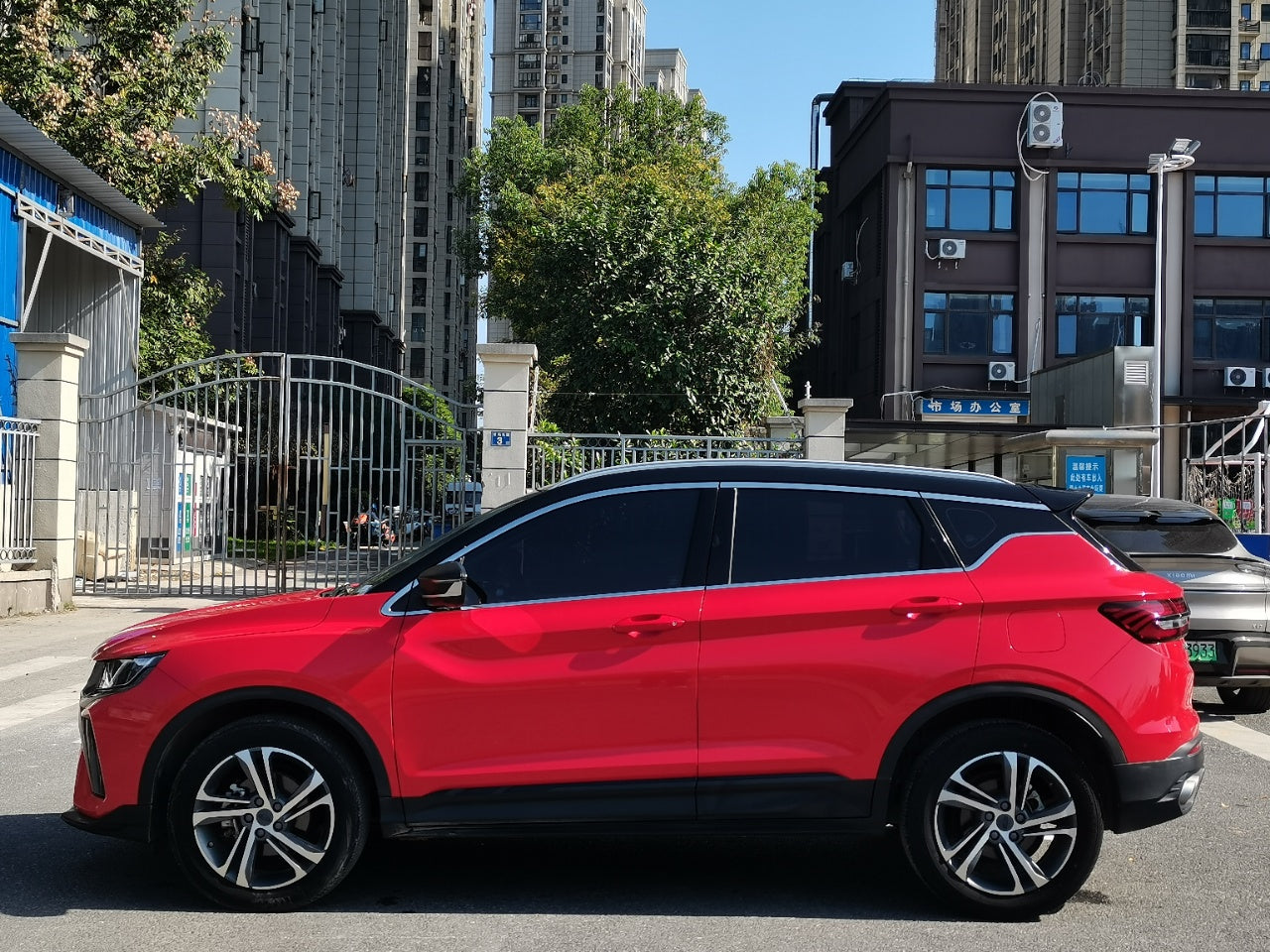 Geely Binyue 2021 вид сбоку