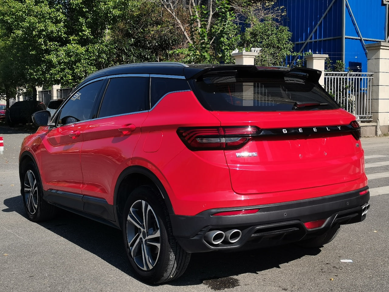 Geely Binyue 2021 вид сзади