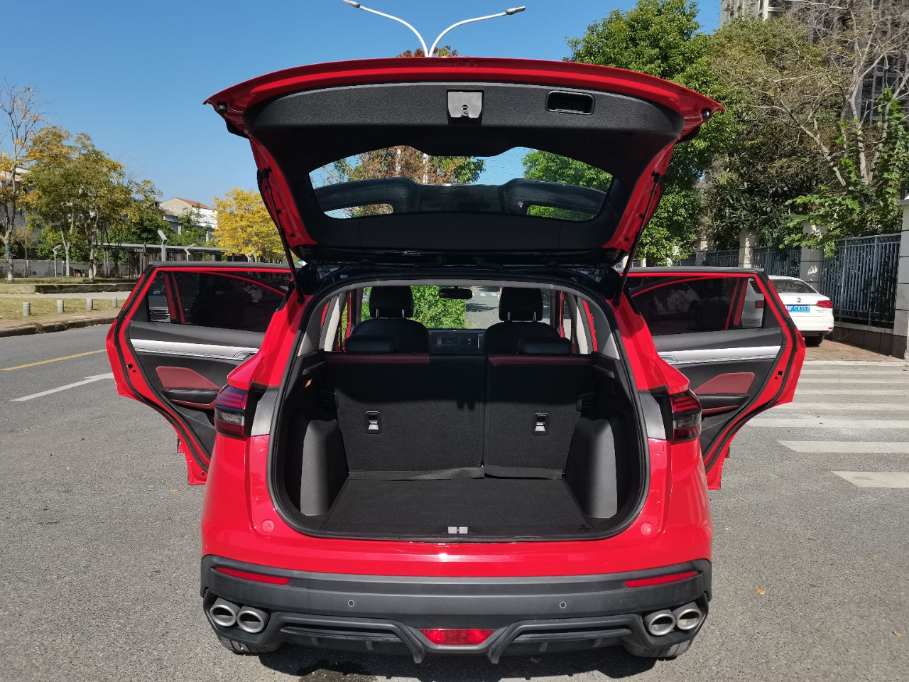 Geely Binyue 2021 вид сзади