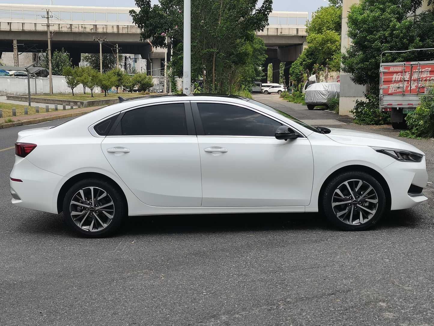 Боковой вид Kia K3 2021