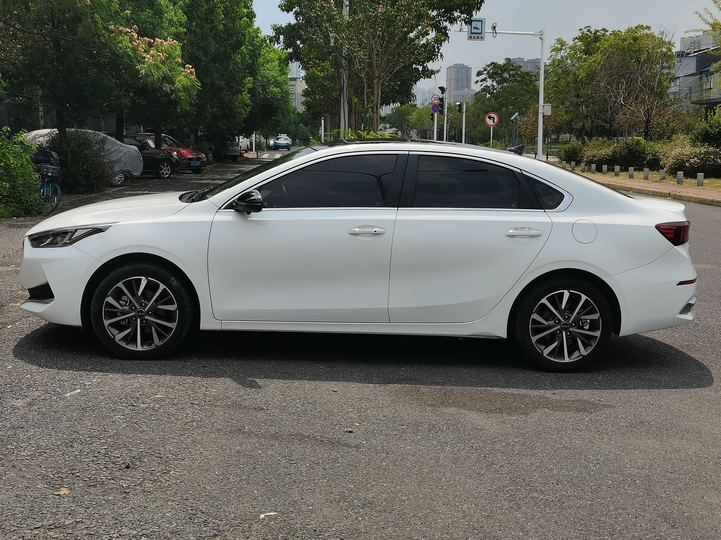 Боковой вид Kia K3 2021