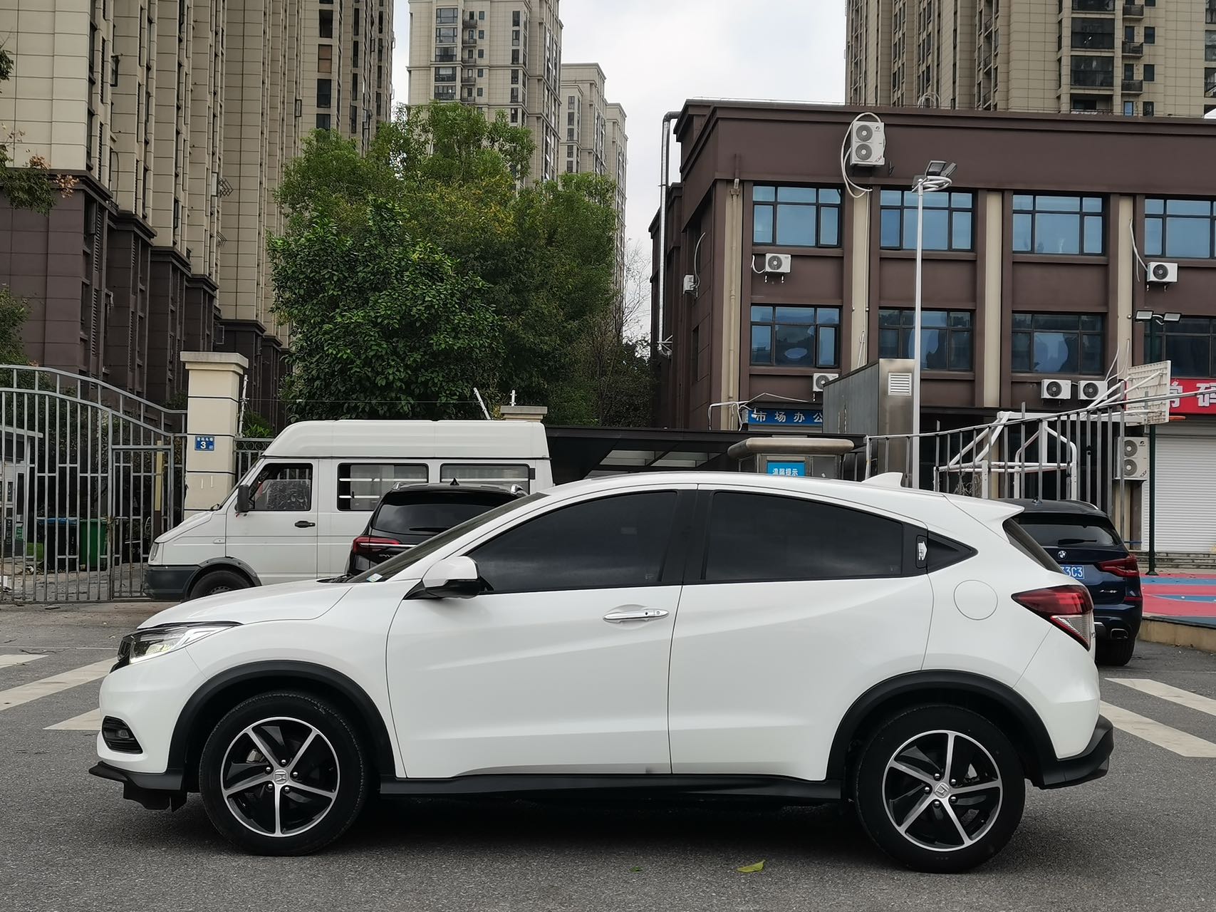 Vezel 2020 сбоку