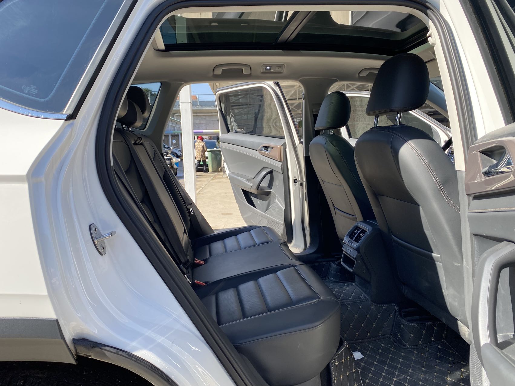 Volkswagen Tharu, задний ряд