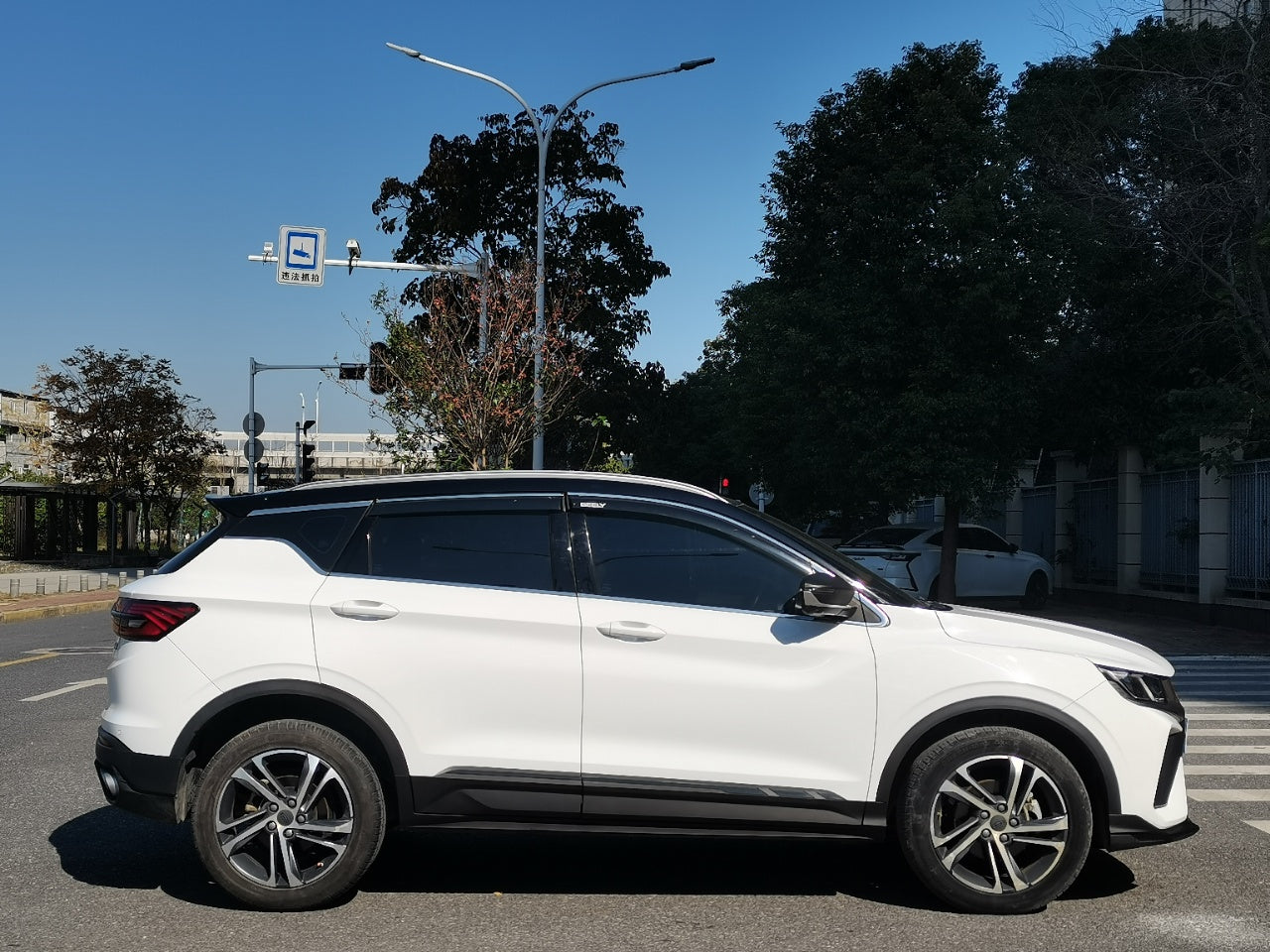 Coolray 2021 вид сбоку