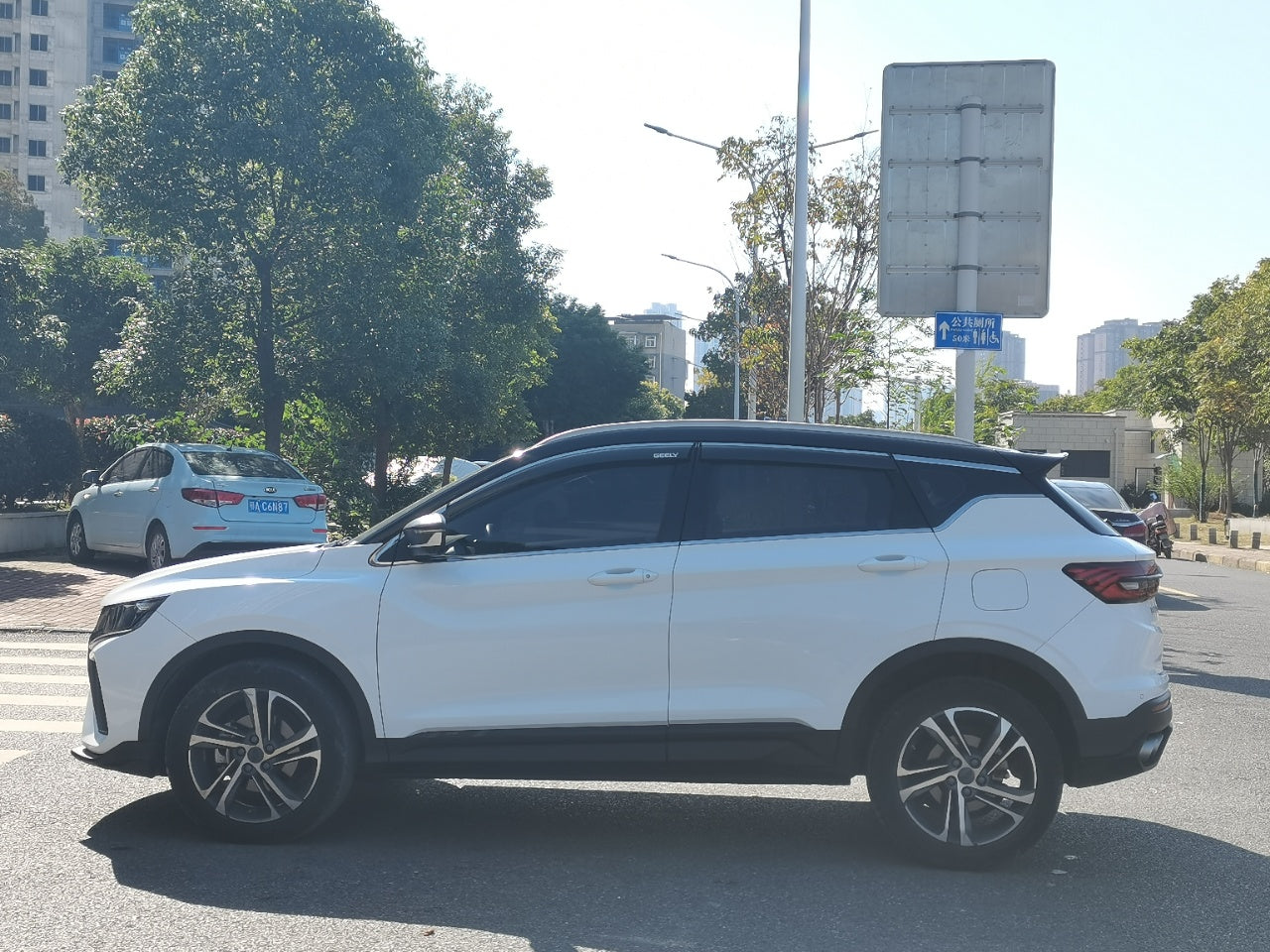 Coolray 2021 вид сбоку