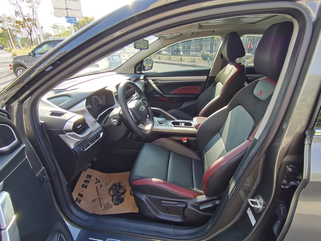 Geely Binyue, салон и панель приборов