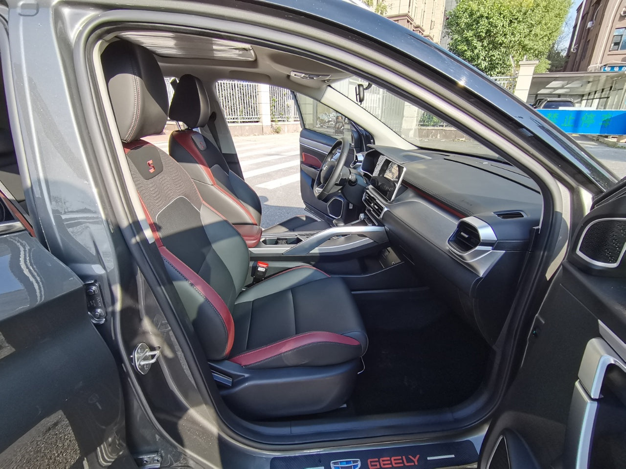 Geely Binyue, салон и панель приборов