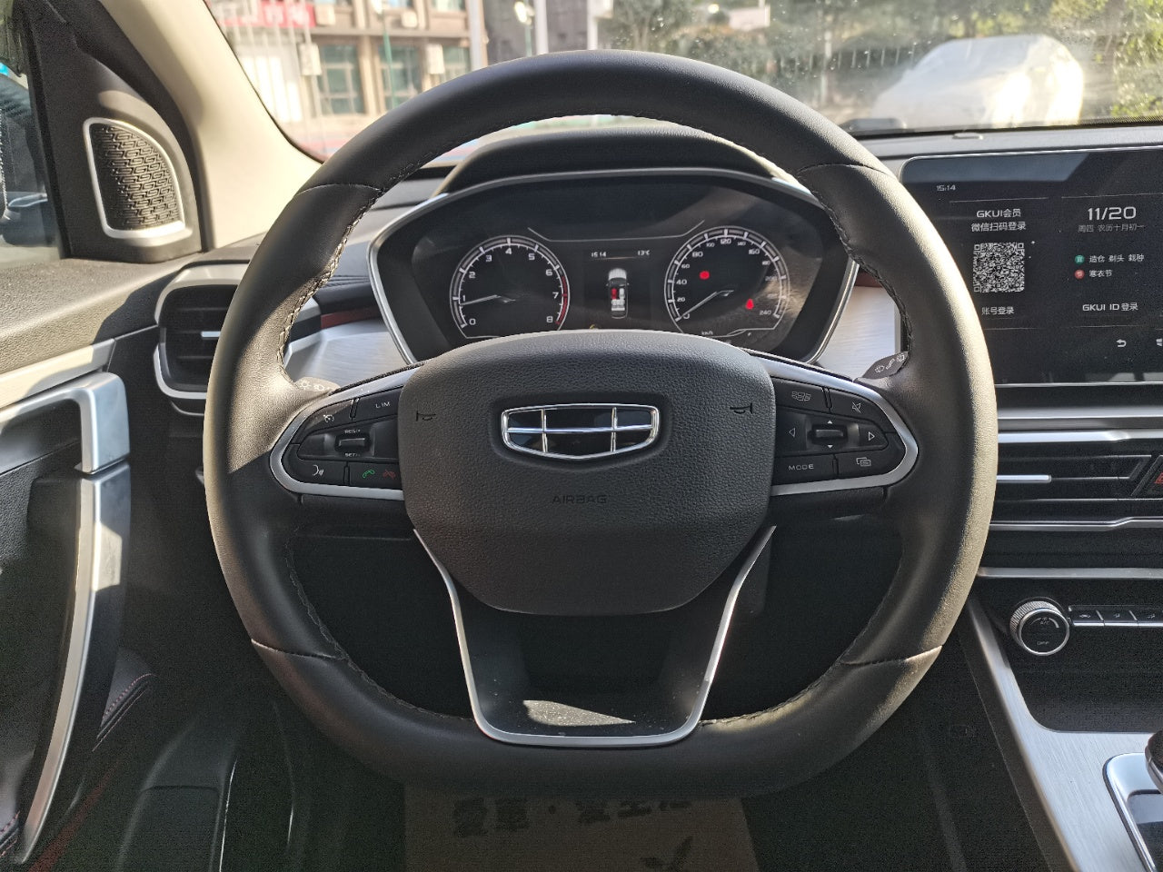 Geely Binyue, салон и панель приборов