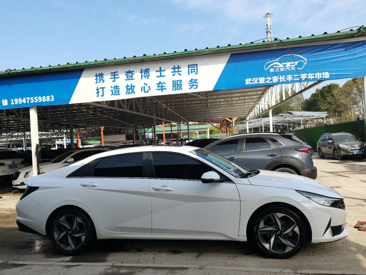 Hyundai Elantra 2022 вид сбоку