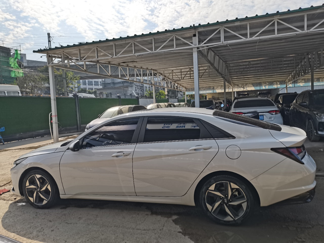 Hyundai Elantra 2022 вид сбоку