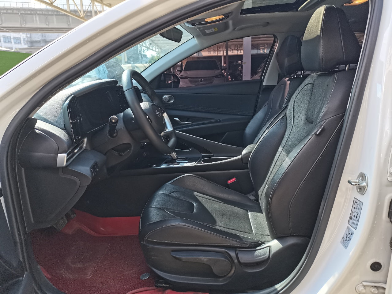 Hyundai Elantra 2022 интерьер · сиденья · панель