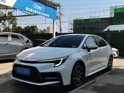 Toyota Corolla 2023 вид сбоку белого цвета