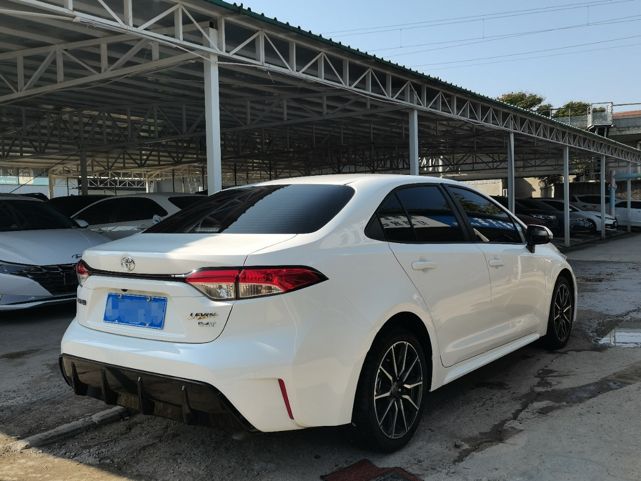 Toyota Corolla 2023 задний вид · фонари · багажник