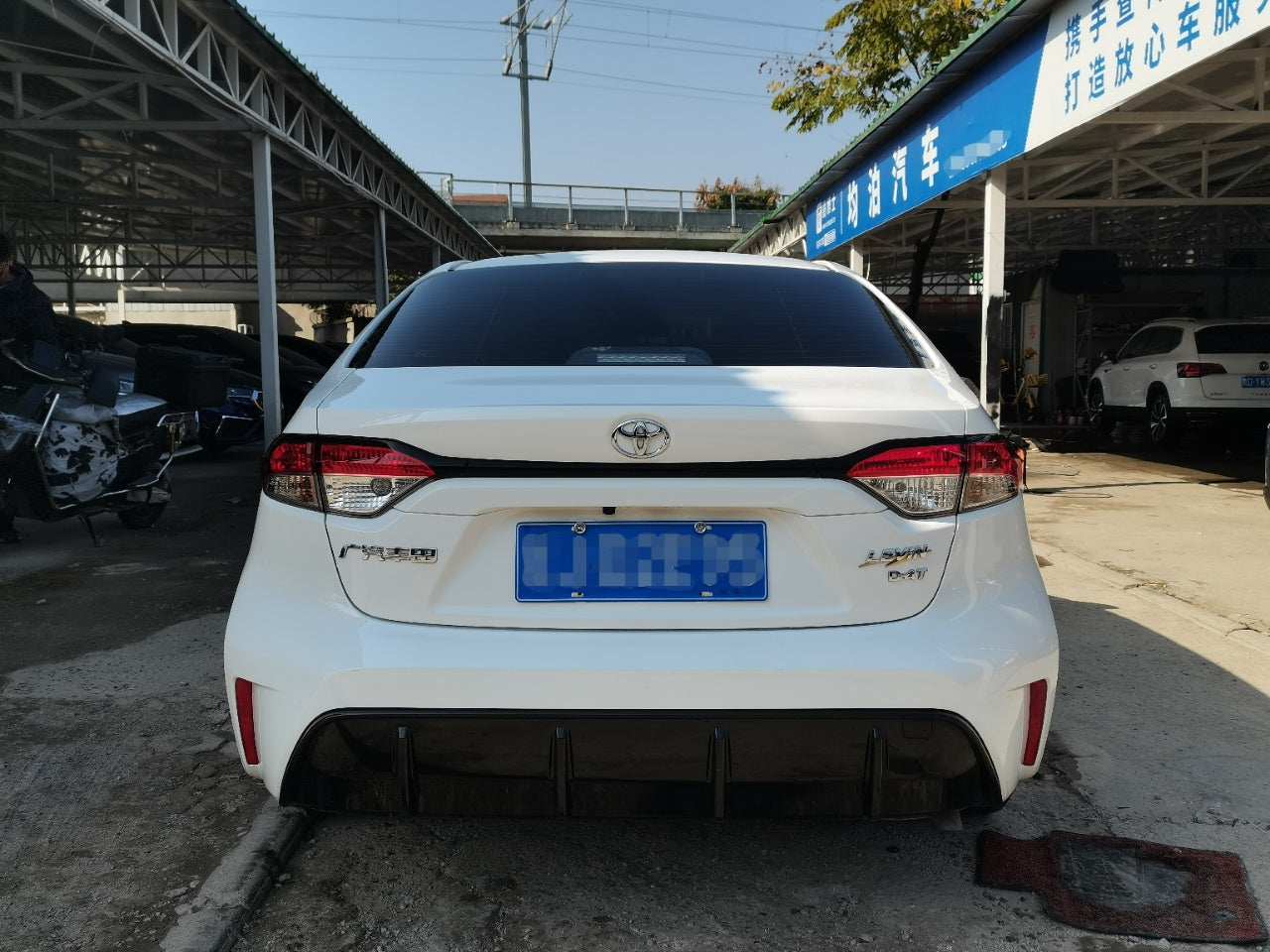 Toyota Corolla 2023 задний вид · фонари · багажник