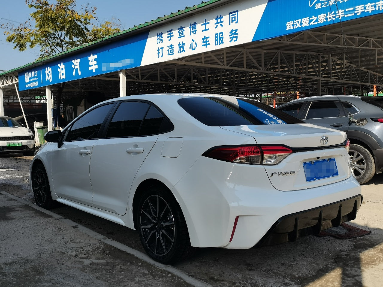 Toyota Corolla 2023 задний вид · фонари · багажник