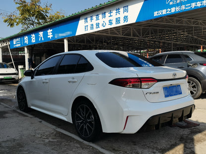 Toyota Corolla 2023 задний вид · фонари · багажник