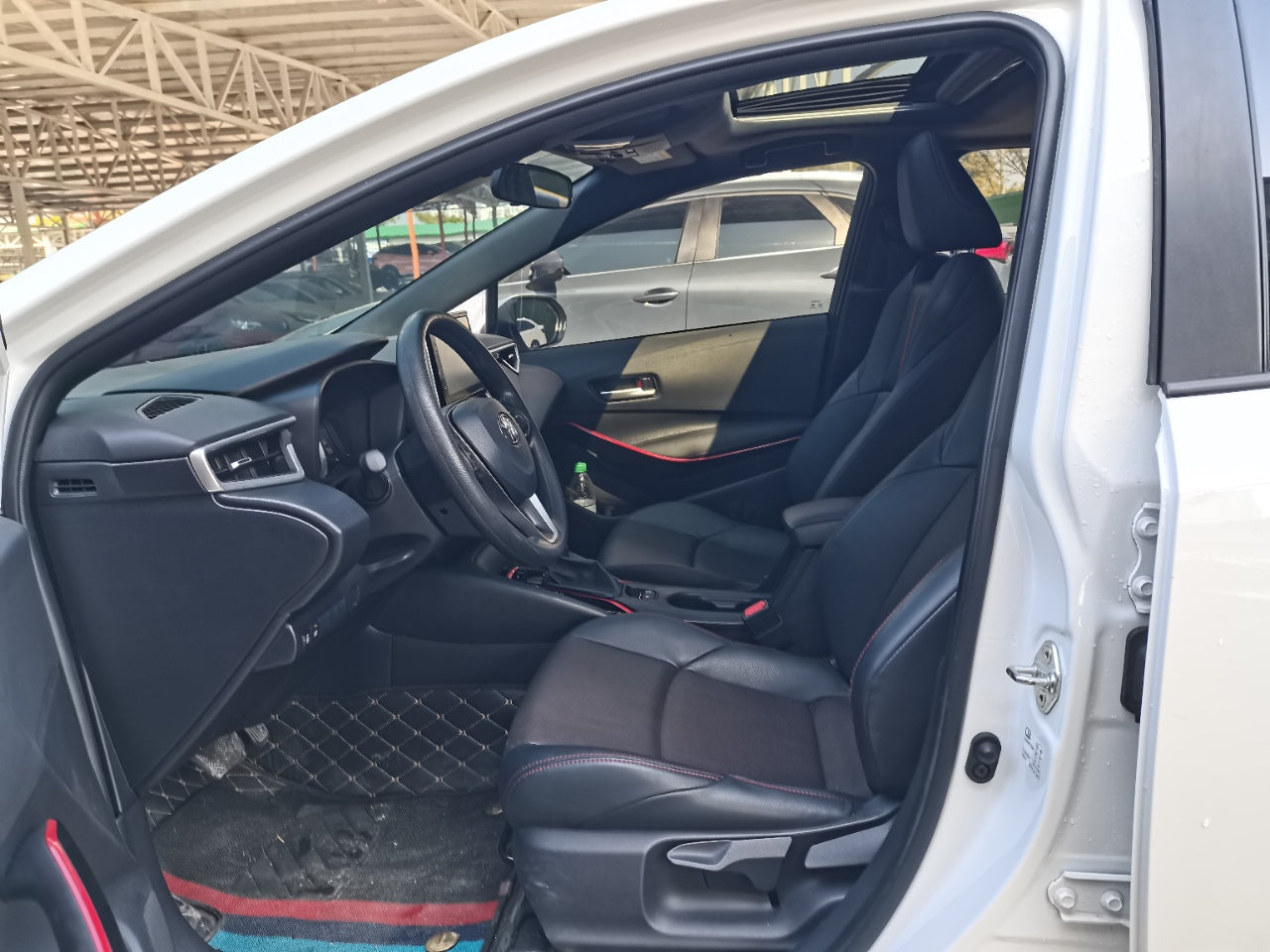 Toyota Corolla 2023 интерьер · сиденья · салон