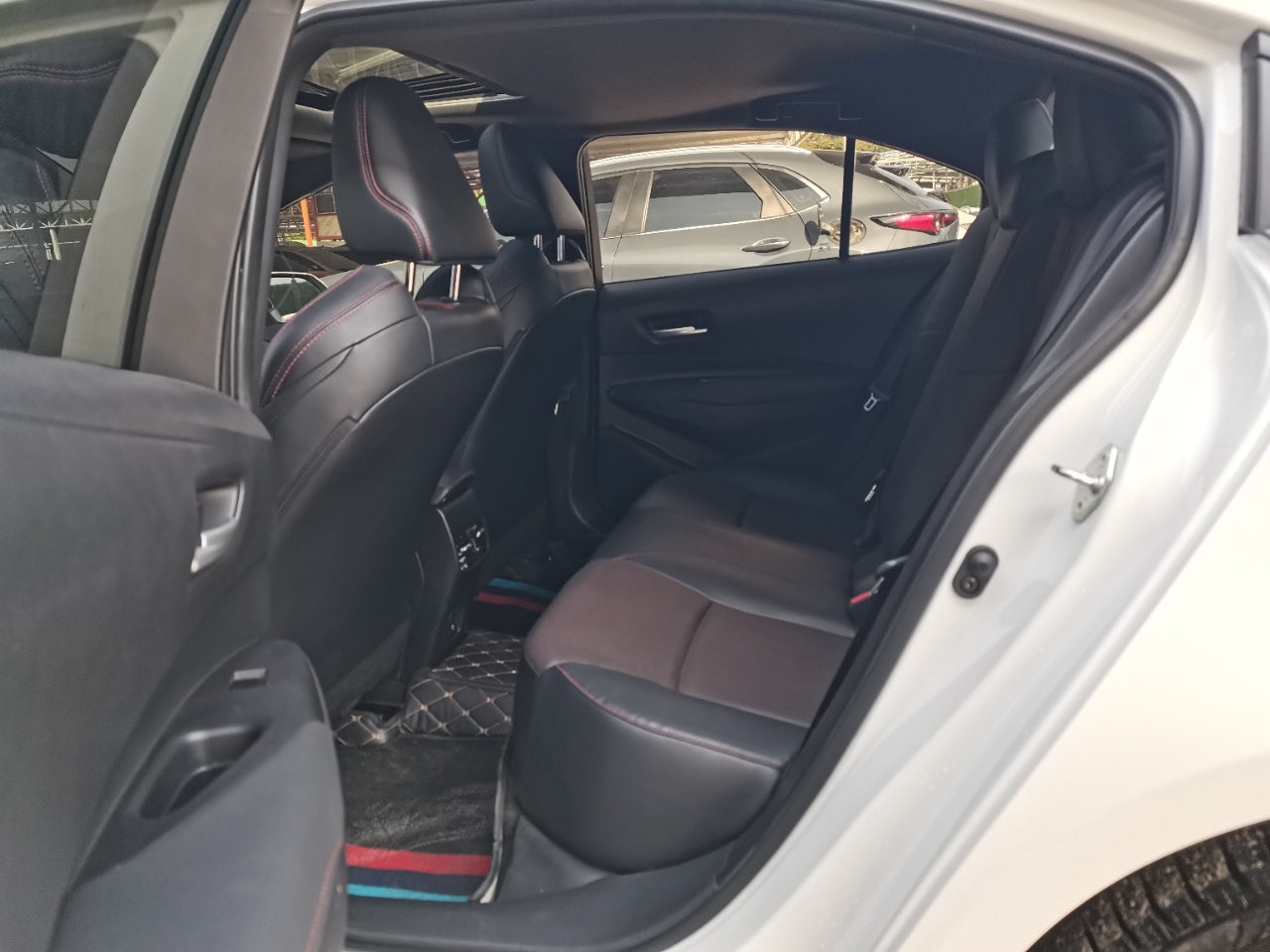 Toyota Corolla 2023 интерьер · сиденья · салон