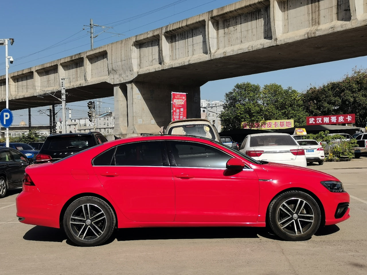 Volkswagen Lamando 2021 вид сбоку белого цвета