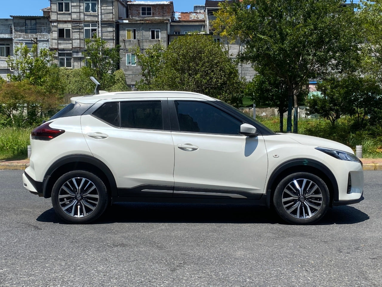 Боковой вид Nissan Kicks 2022