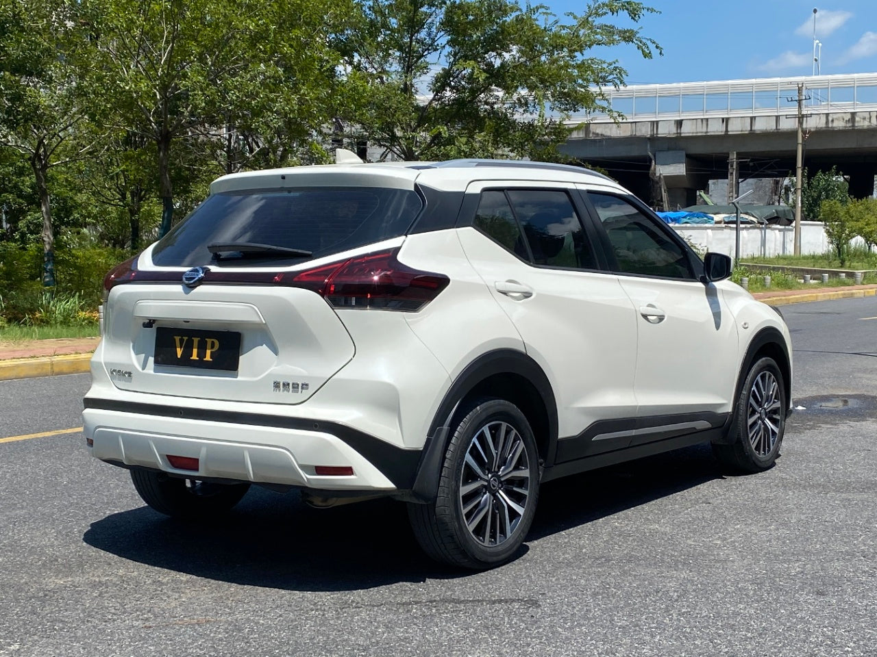 Задний вид Nissan Kicks 2022