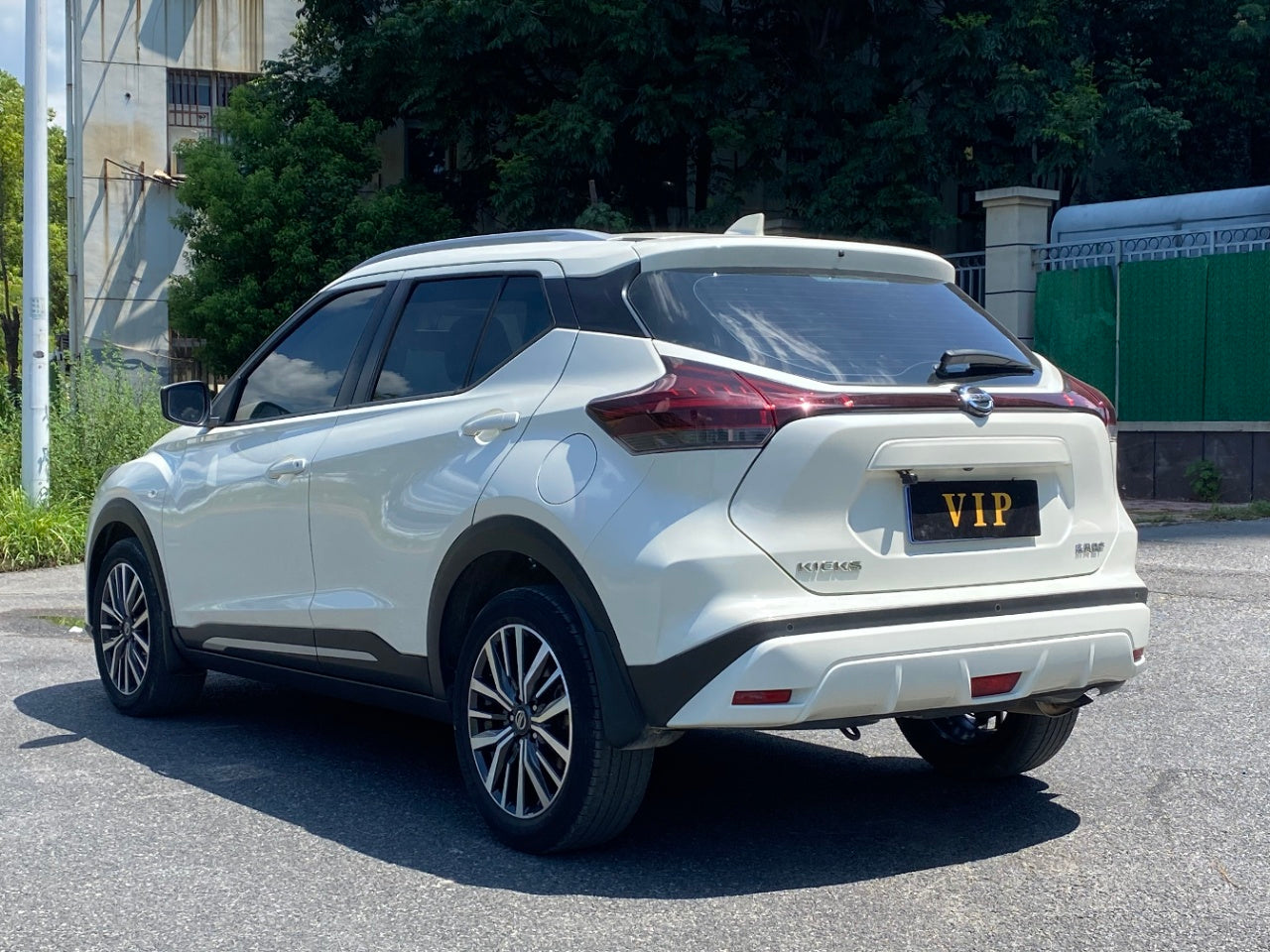 Задний вид Nissan Kicks 2022