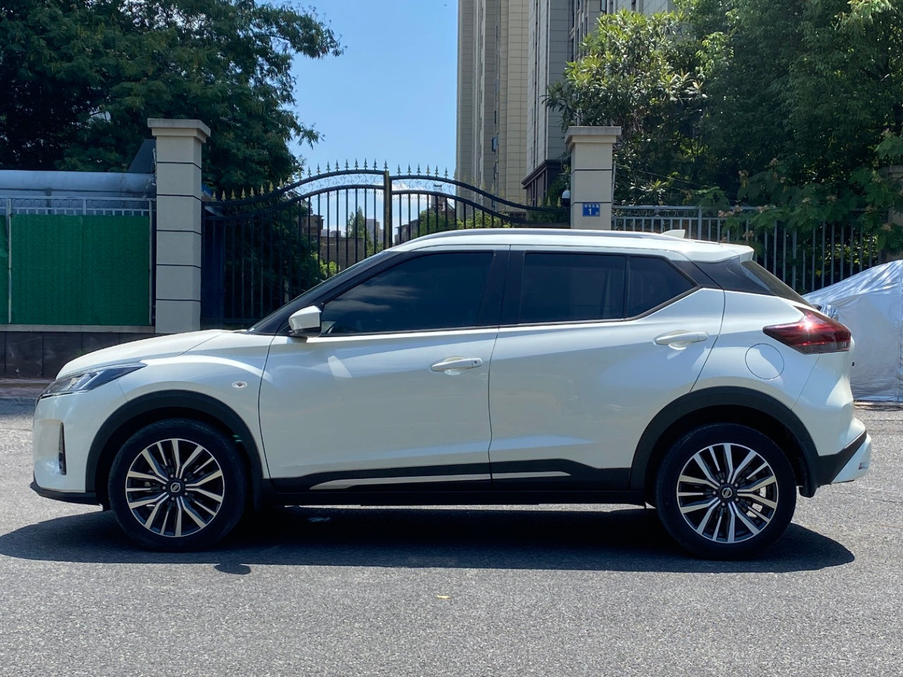 Боковой вид Nissan Kicks 2022