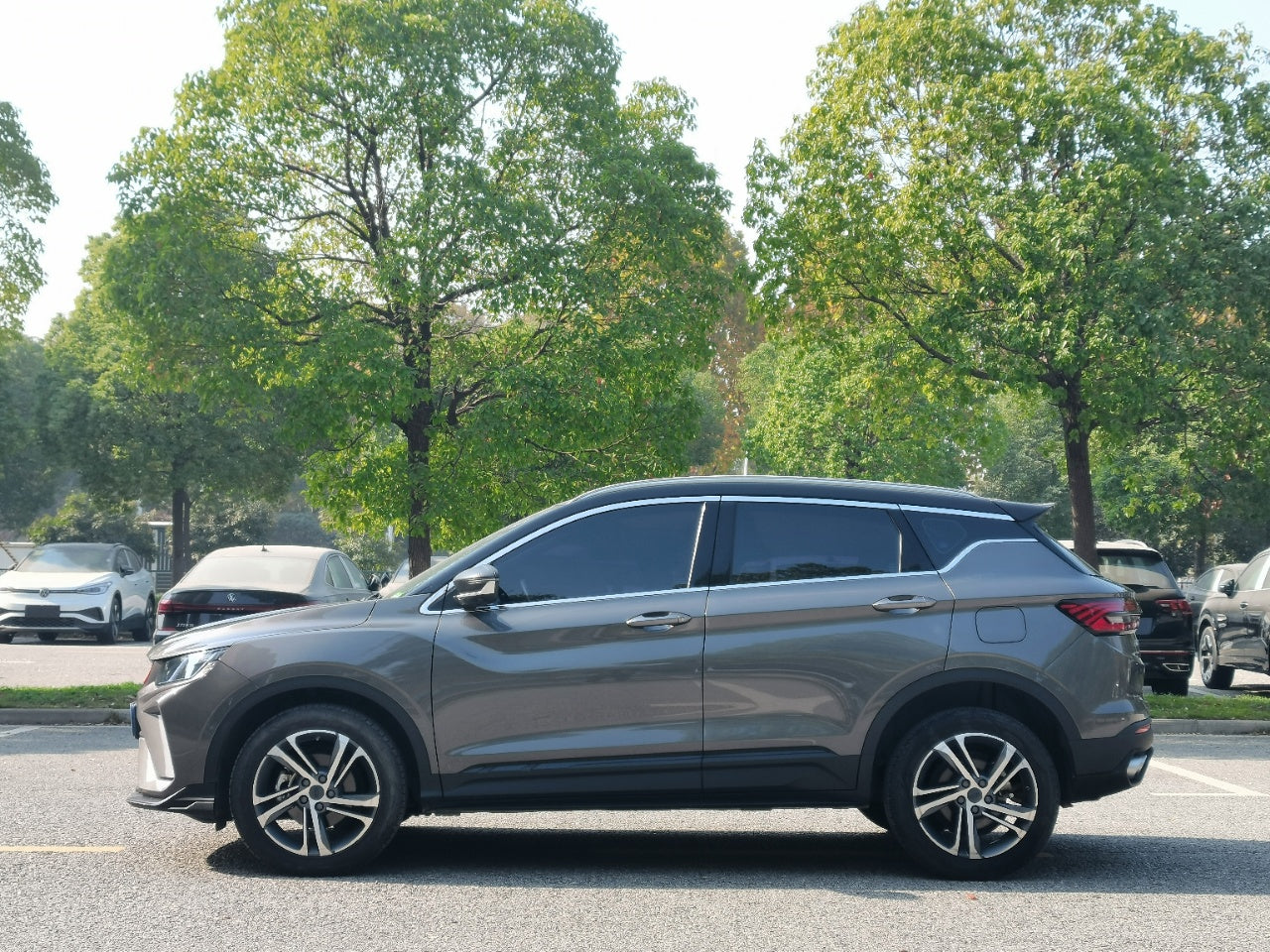 Боковой вид Geely Coolray 2021