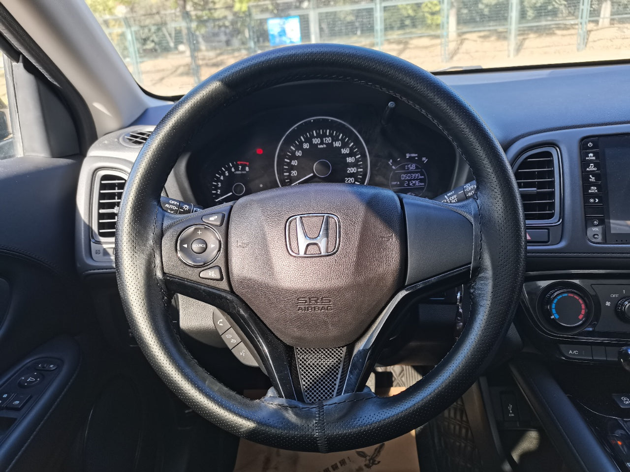 Honda Vezel 2022 центральная консоль