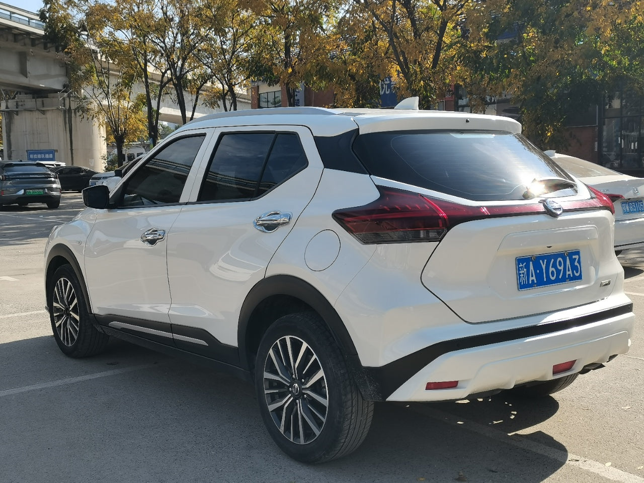 Nissan Kicks 2022 боковая часть